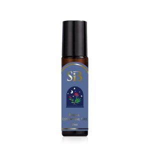 SiB 靜謐舒緩複方精油滾珠瓶 (SiB Relax Essential Oil Roll-On) 這款精油滾珠瓶專為放鬆與舒緩設計，幫助您在繁忙生活中找到片刻寧靜。其成分包括薰衣草、羅馬洋甘菊、迷迭香、薄荷和尤加利精油，這些精油的舒緩香氣可有效減輕壓力，放鬆心情，讓您隨時隨地享受深度放鬆的感覺。